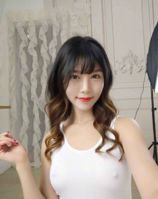 丰满的秘书年轻胸大的秘书
